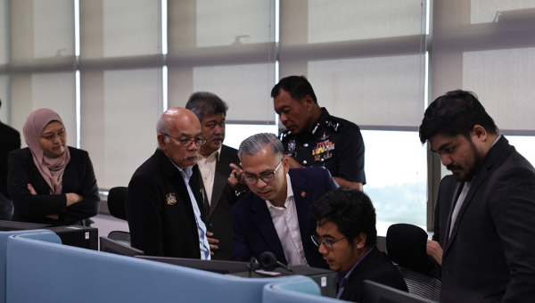 OFFICIAL VISIT BY YBHG. DATUK MINISTER OF COMMUNICATIONS TO THE NATIONAL SCAM RESPONSE CENTRE (NSRC)