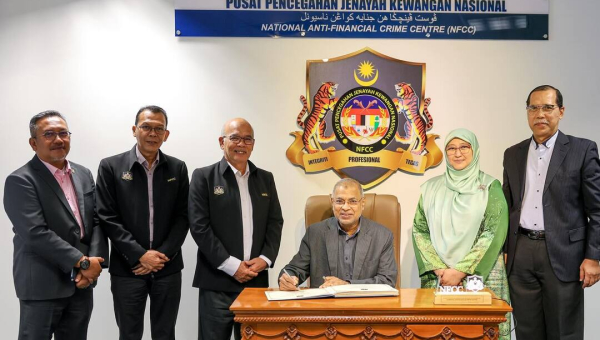 KUNJUNGAN HORMAT ASIA e UNIVERSITI KE NFCC
