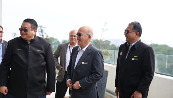 KUNJUNGAN HORMAT KETUA PENGARAH PUSAT PENCEGAHAN JENAYAH KEWANGAN NASIONAL (NFCC) KEPADA KETUA PEGAWAI EKSEKUTIF CYBERSECURITY MALAYSIA (CSM)