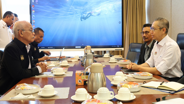 KUNJUNGAN HORMAT NFCC KE KETUA SETIAUSAHA KEMENTERIAN KOMUNIKASI