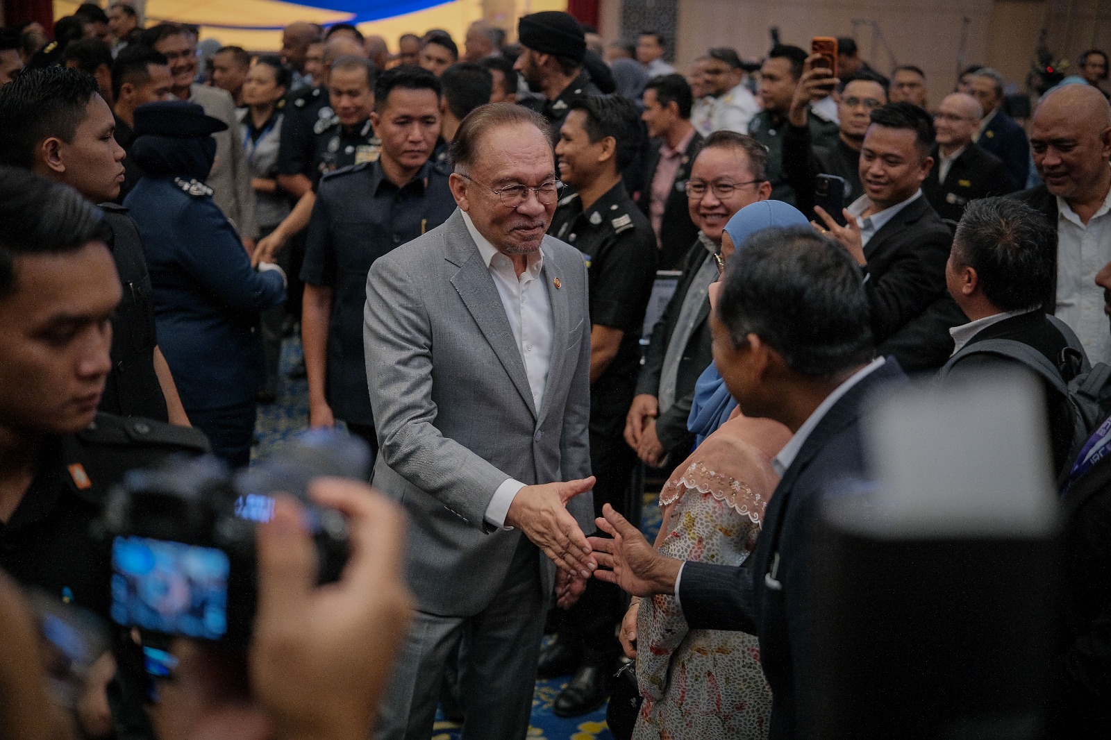 Buat kerja atau turun pangkat